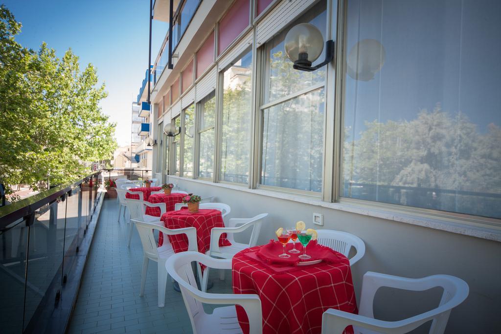 Hotel Madison Риччоне Экстерьер фото
